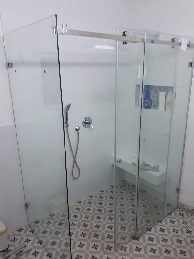 קיר זכוכית למקלחת