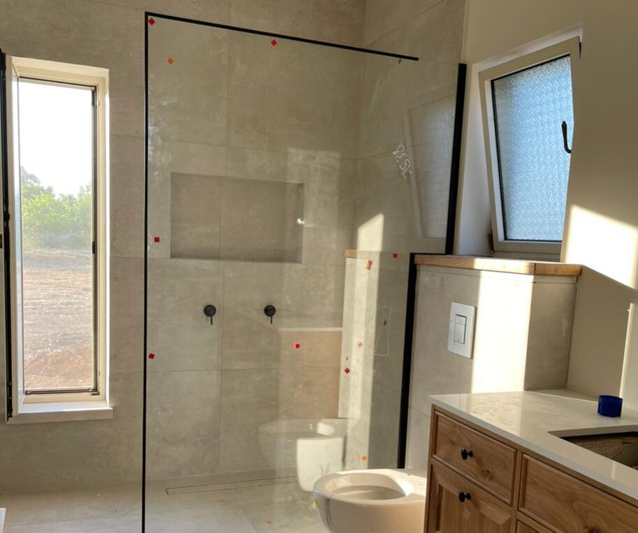 חיפוי זכוכית לאמבטיה