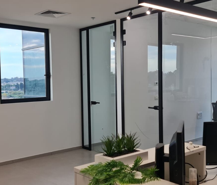 דלת זכוכית למשרד​