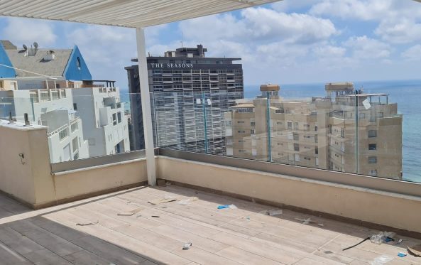 חיפוי זכוכית למרפסת