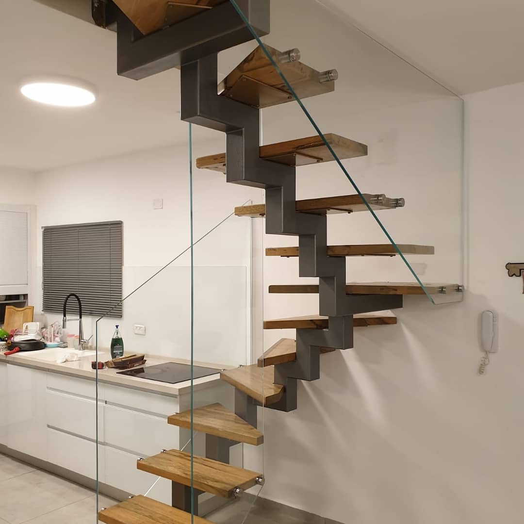 מדרגות זכוכית