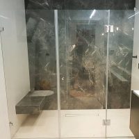 דלת זכוכית למקלחת הורים